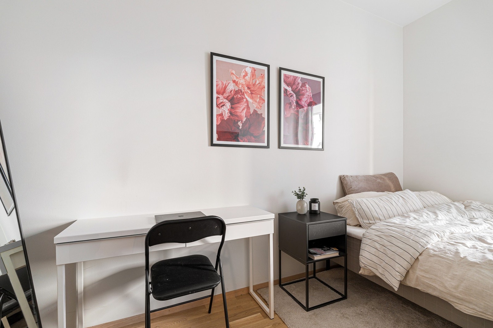 Den gjennomgående gode takhøyden bidrar til en luftig og romslig romfølelse. Galleribilde