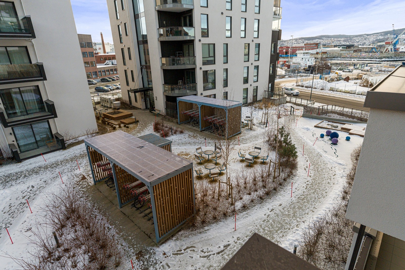 Nærområdet byr på rolige og trivelige omgivelser, samt praktisk sykkelparkering for beboerne. Galleribilde