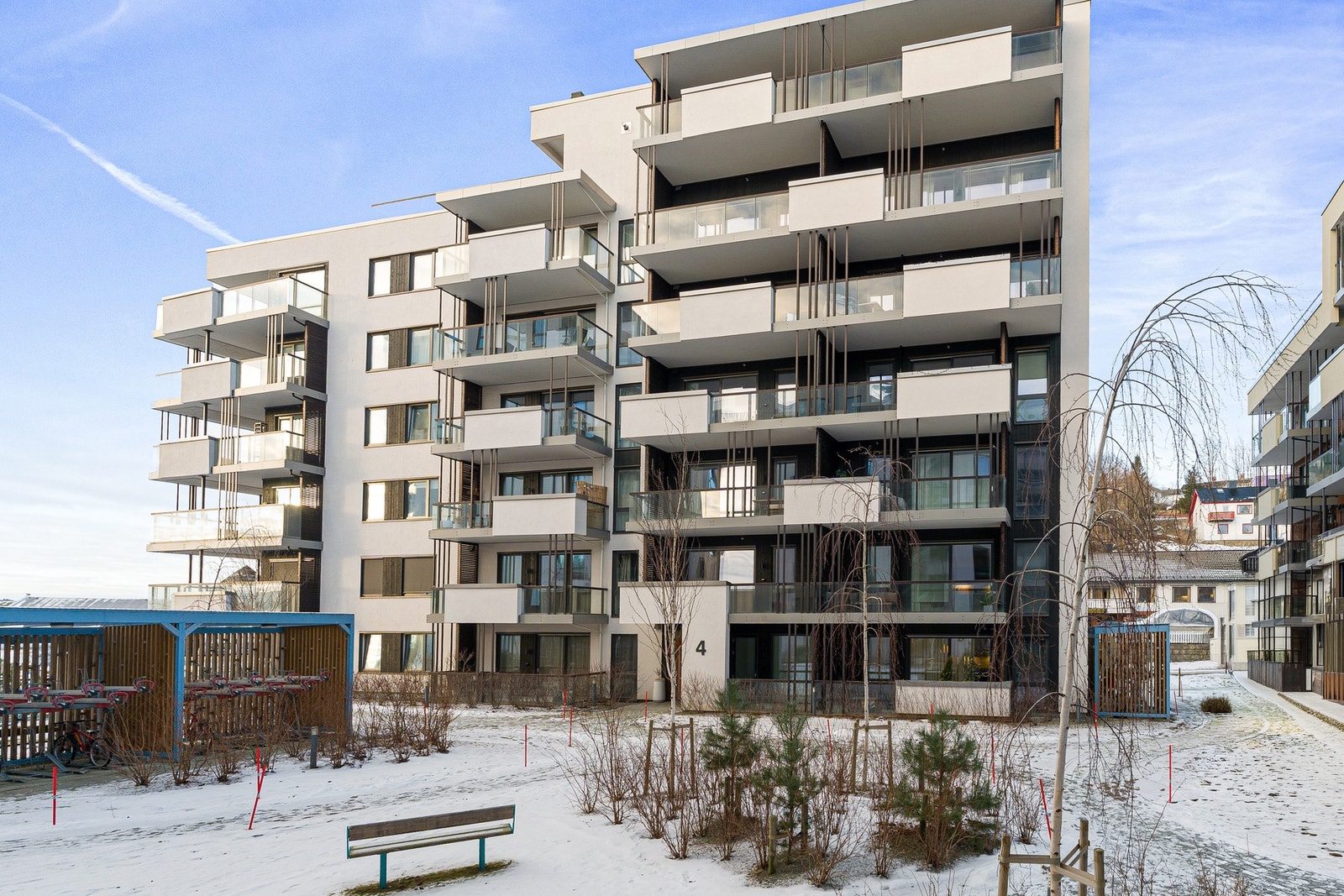 Leiligheten har en attraktiv plassering med gode solforhold og skjermet beliggenhet fra støy. Galleribilde