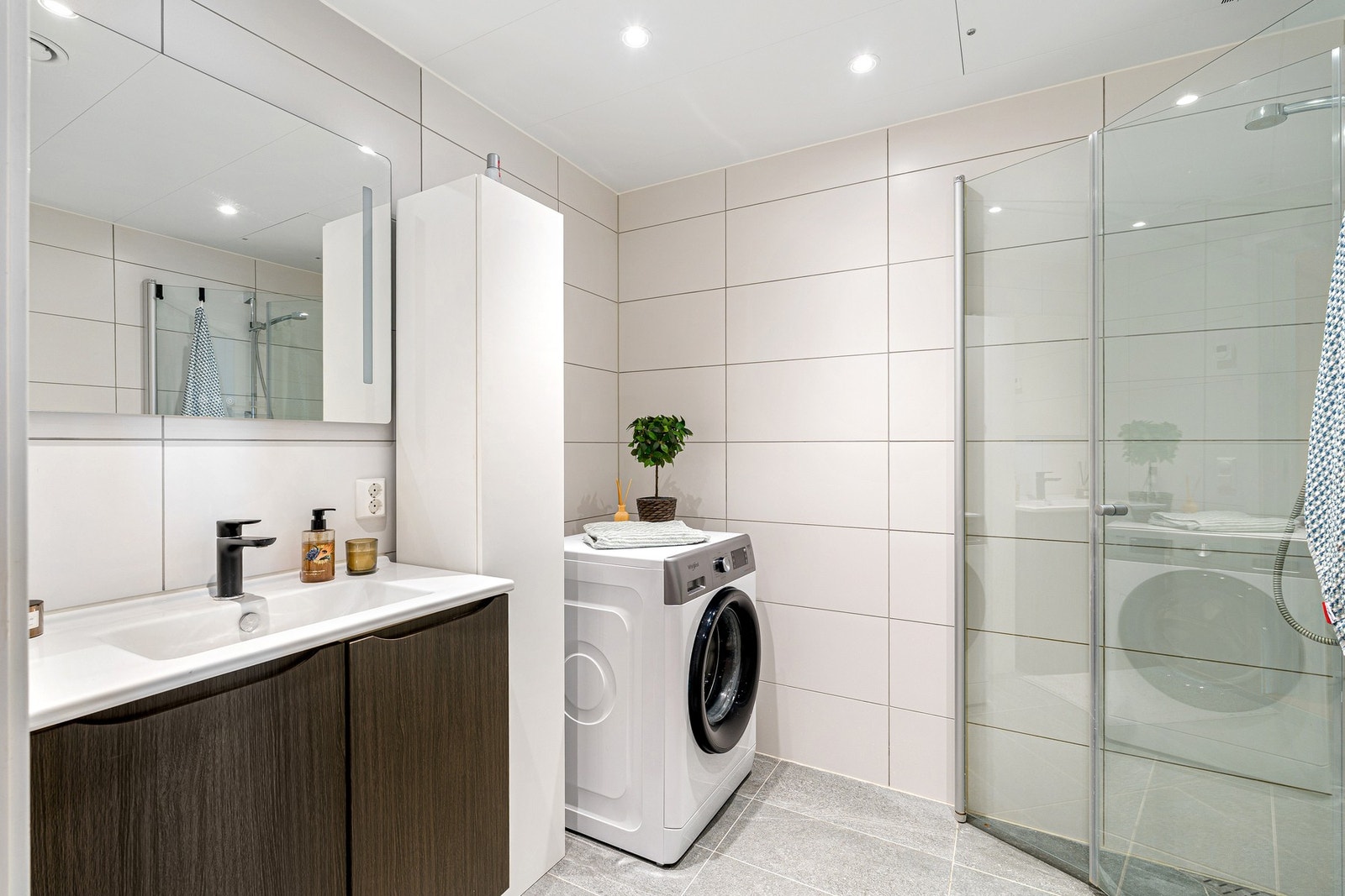 Praktisk dobbel stikkontakt er plassert ved vasken - ideelt for hårføner, barbermaskin og annet elektrisk utstyr. Galleribilde