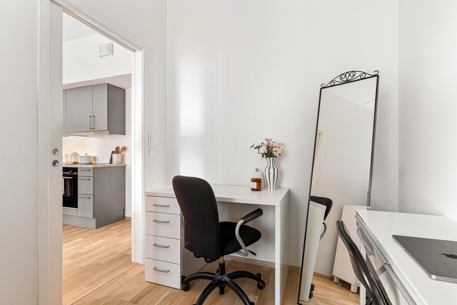 Soverommet benyttes i dag med to kontorplasser, men rommet har god plass til garderobeløsning dersom man ønsker en mer tradisjonell innredning. Galleribilde