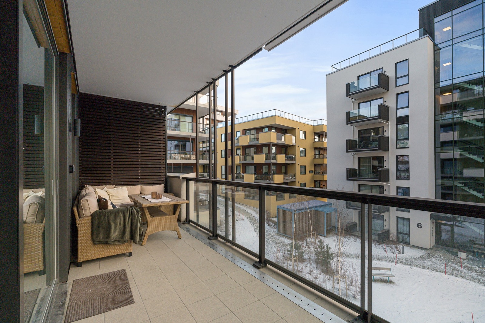 Balkongen fungerer som en naturlig forlengelse av stuen i sommerhalvåret og gir ekstra oppholdsrom utendørs. Galleribilde