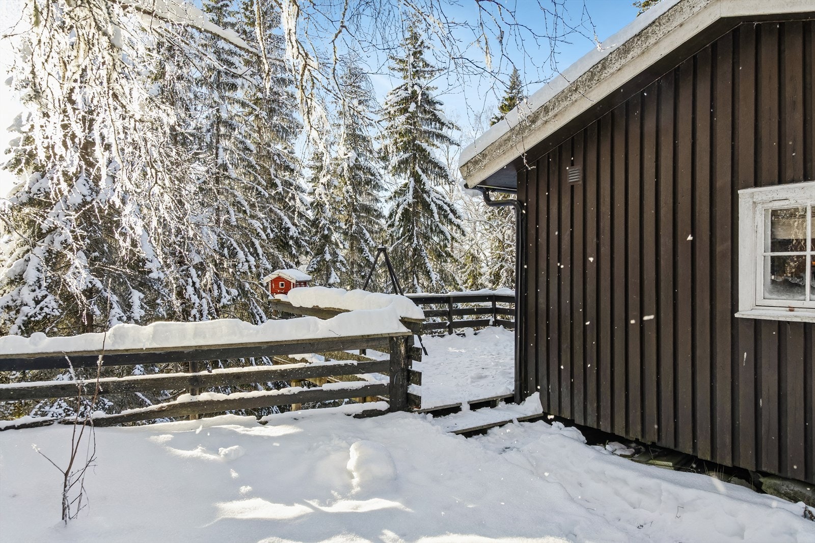 Terrassen strekker seg langs hyttas fasade og gir rikelig med uteplass. Galleribilde