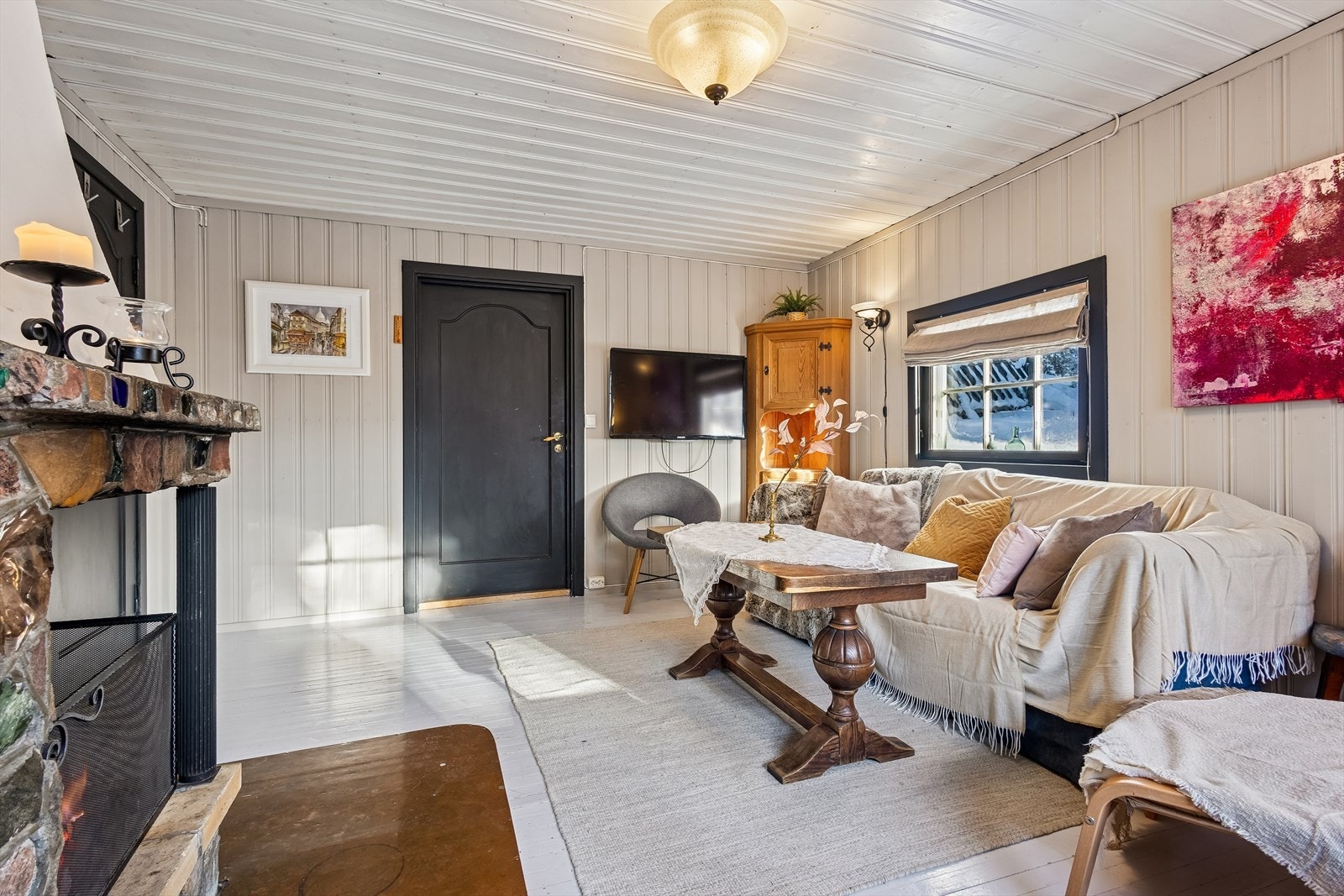 De gjennomgående treoverflatene skaper en autentisk og varm hytteatmosfære. Galleribilde