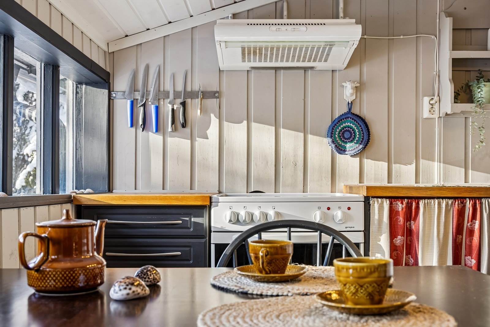 Innredningen har malte, profilerte fronter og en solid benkeplate i heltre. Galleribilde