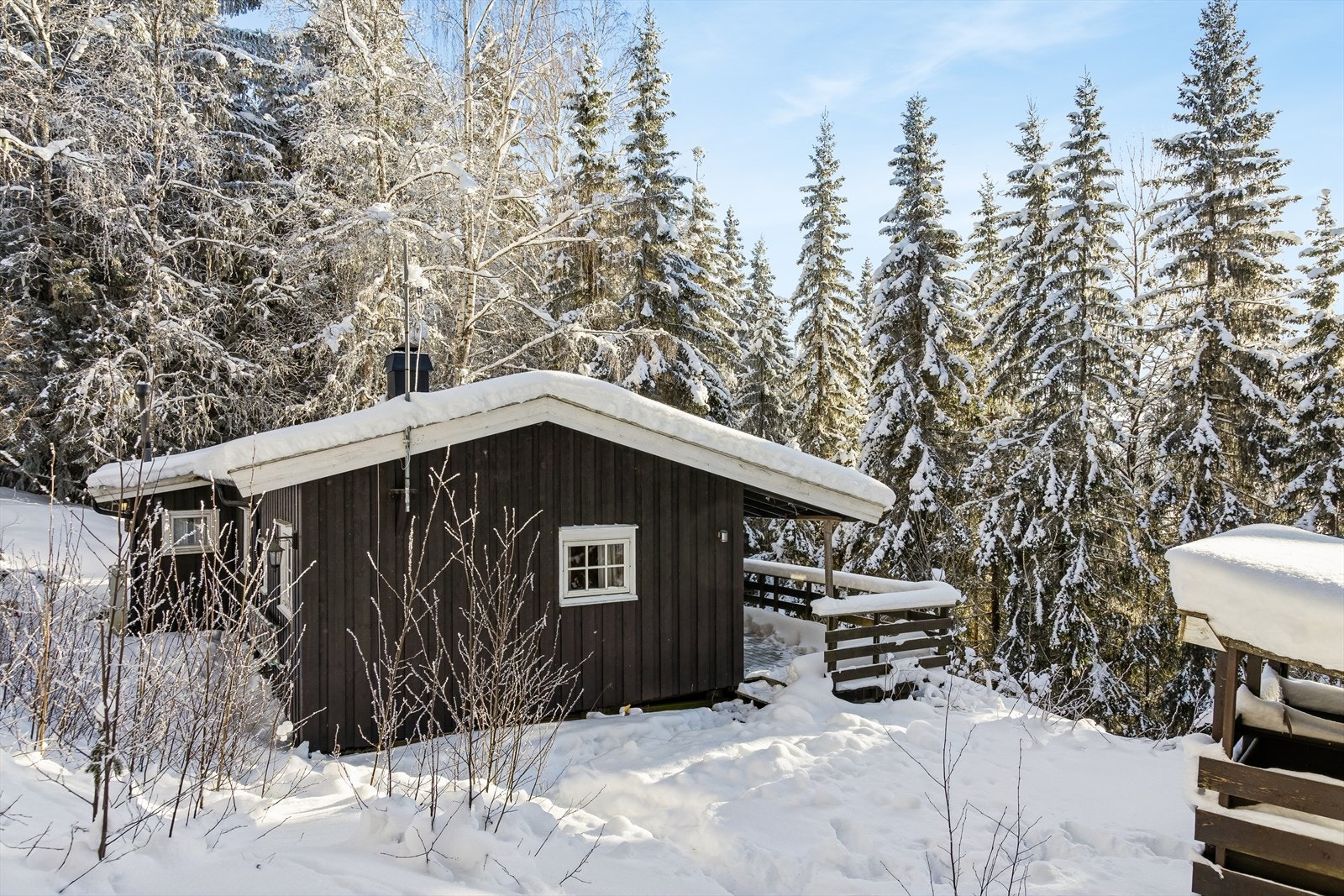 På eiendommen står også et frittstående uthus fra 1980 med bod og utedo. Galleribilde