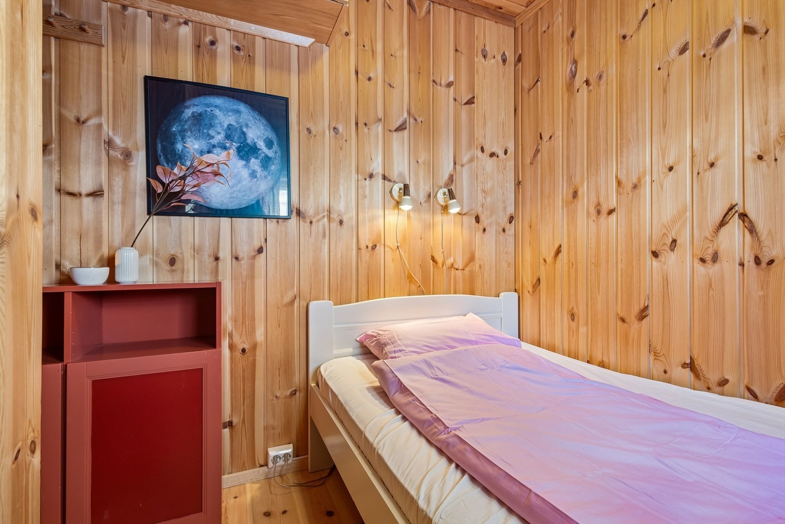 Også her er det gjennomgående bruk av trepanel på alle overflater. Galleribilde