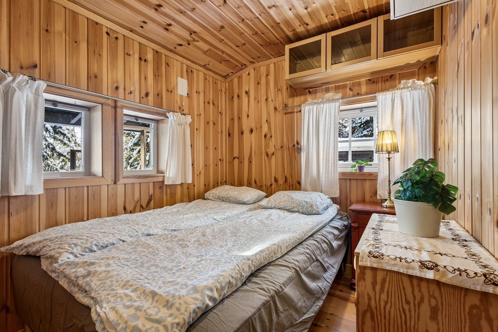Rommet har ubehandlet trepanel som gir en lun og naturlig atmosfære. Galleribilde