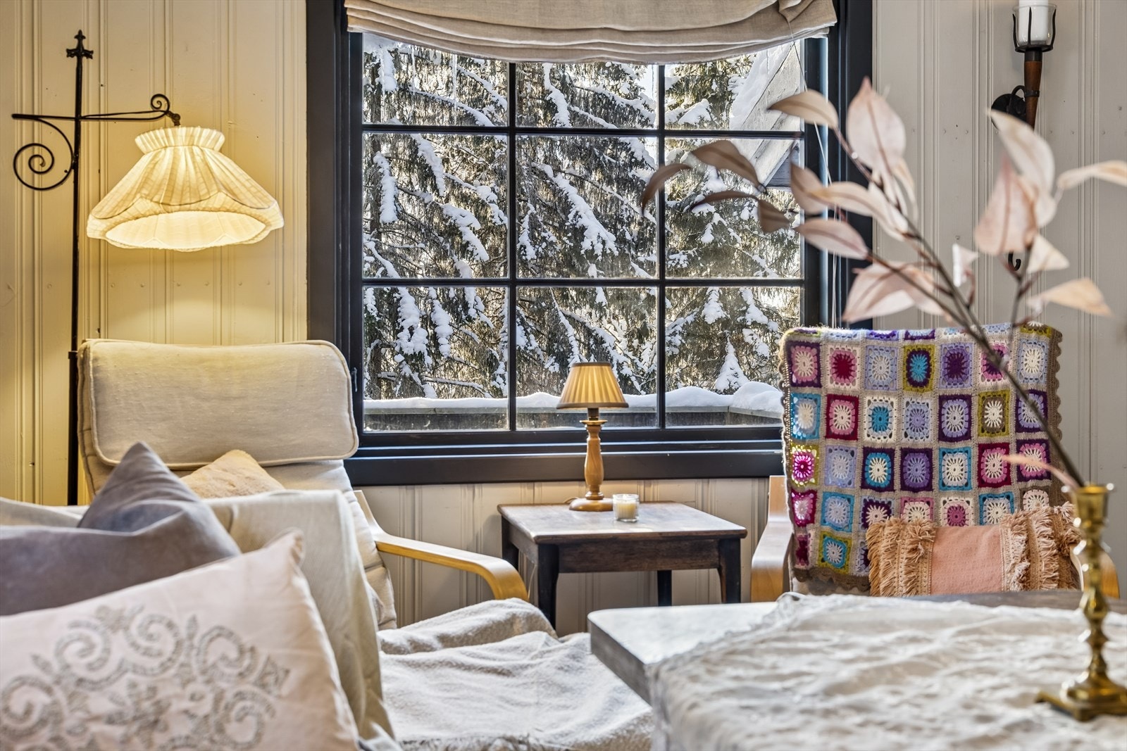 Vinduene rammer inn den snødekte skogen og slipper inn rikelig med dagslys. Galleribilde