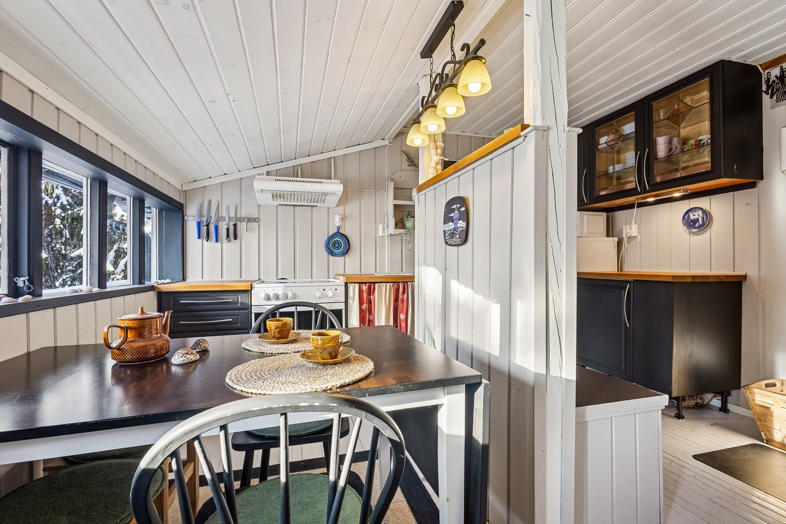 Kjøkkenet har en trivelig spiseplass. Galleribilde