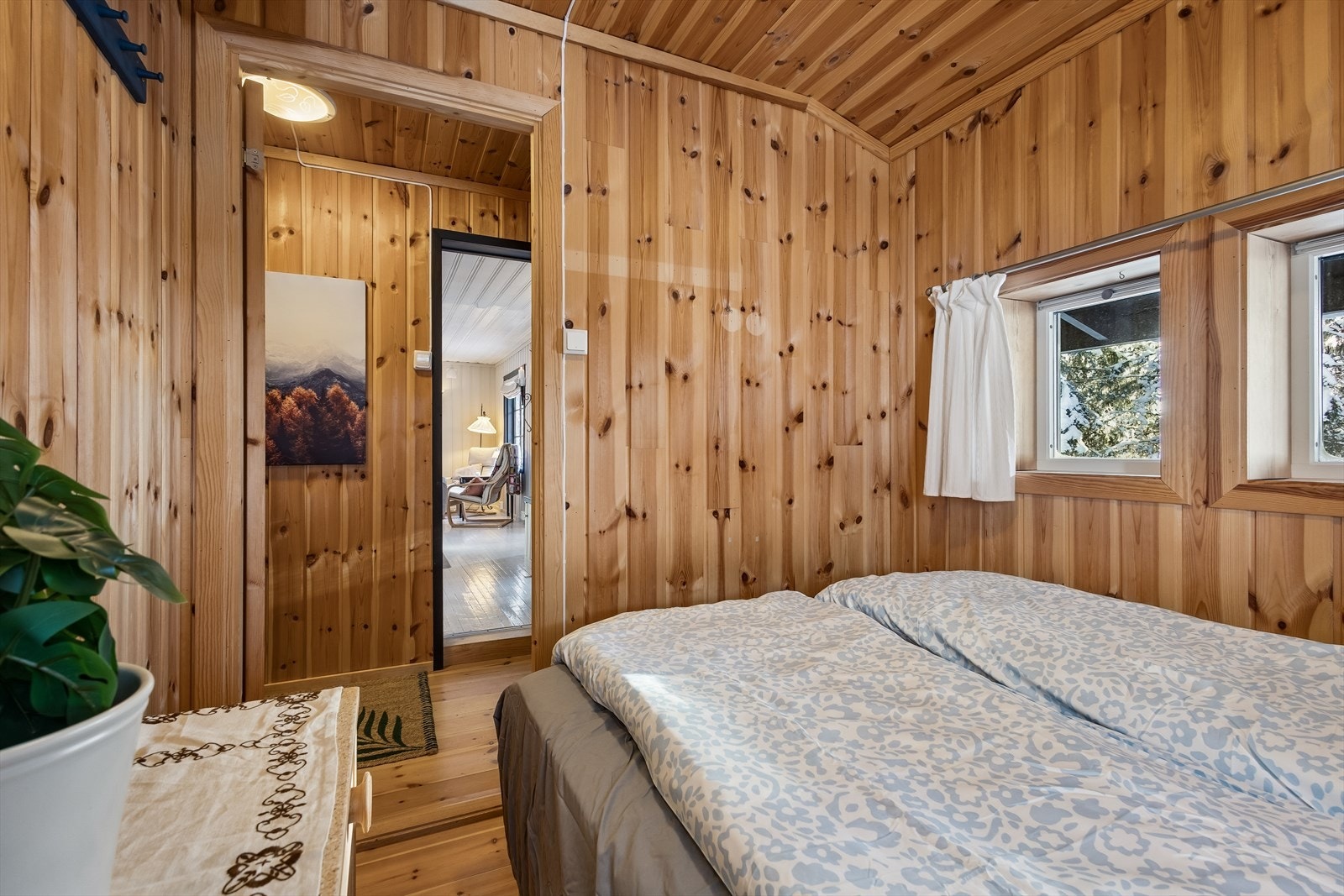 Hyttas hovedsoverom har plass til dobbeltseng og er en del av tilbygget fra 2011. Galleribilde