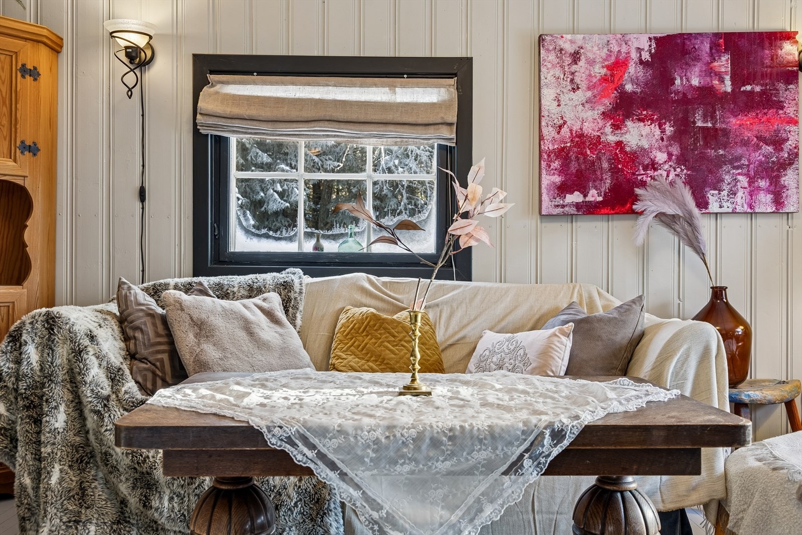 Rommet har god plass til en komfortabel sofagruppe og øvrig møblement. Galleribilde