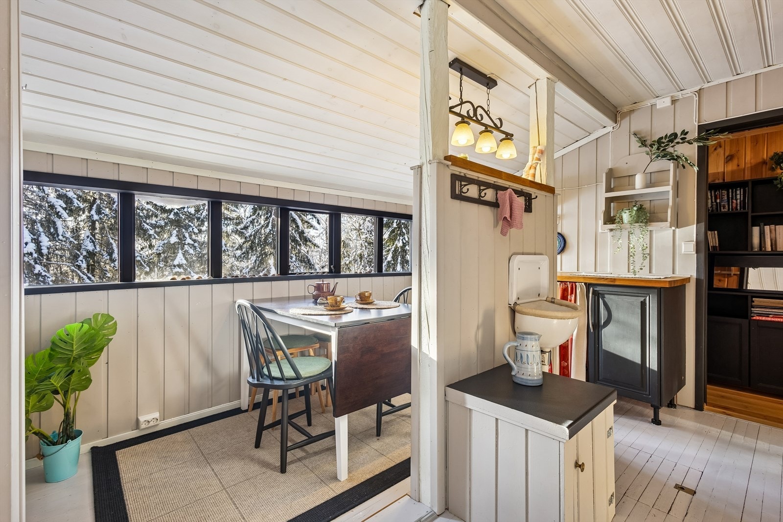 Den åpne passasjen mellom stue og kjøkken gir en god romfølelse i hytta. Galleribilde