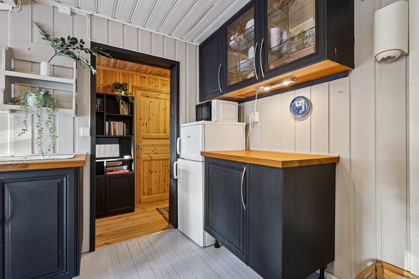 Kjøkkenet er praktisk innredet med plass for frittstående hvitevarer. Galleribilde