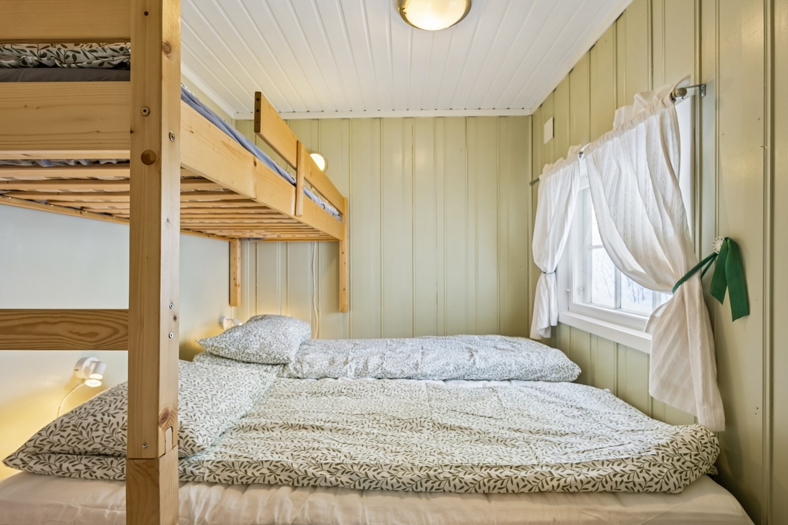 Det tredje soverommet er praktisk innredet med køyeseng for effektive sengeplasser. Galleribilde