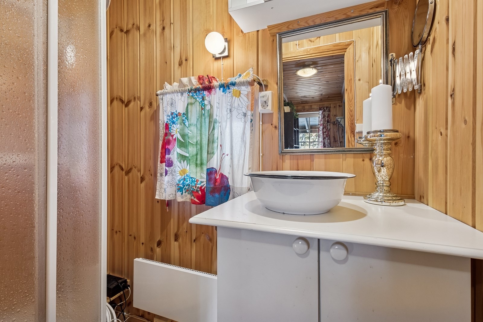 Et enkelt hytte-bad med dusjkabinett og innredning for vaskefat. Galleribilde