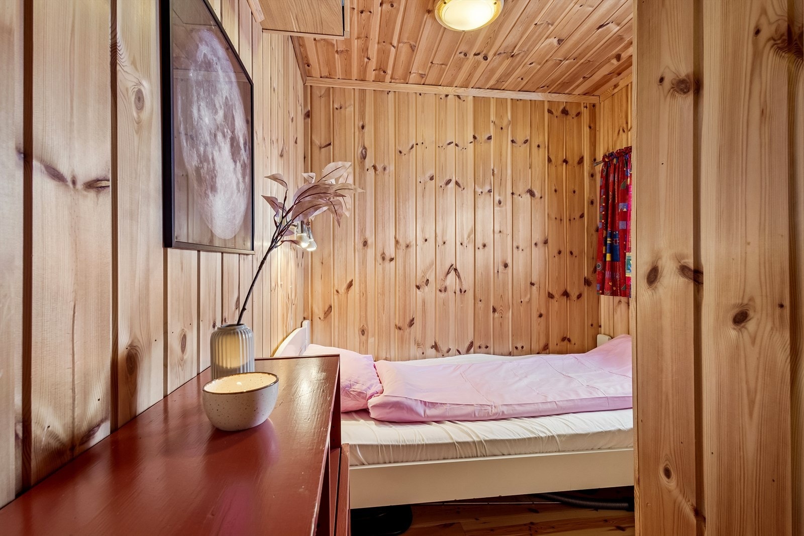 Det andre soverommet er innredet med en enkeltseng. Galleribilde