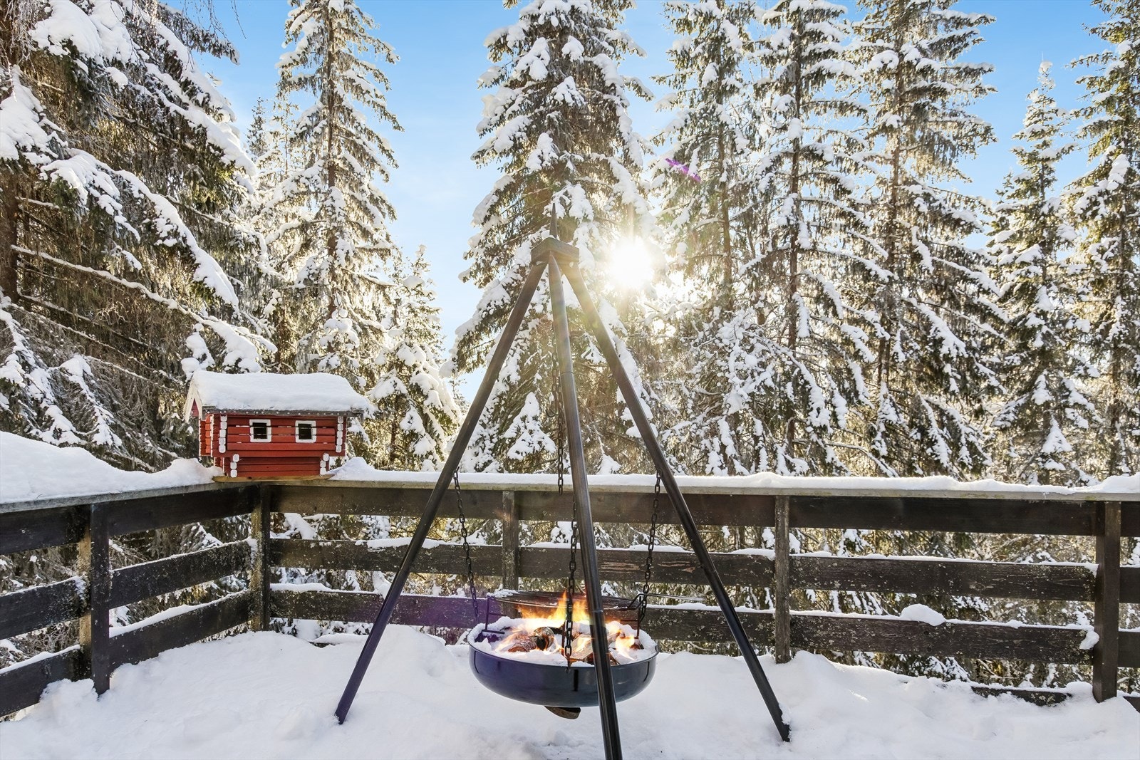 Den syd/vestvendte terrassen på 30 m² er et naturlig samlingspunkt for utendørs hygge. Galleribilde