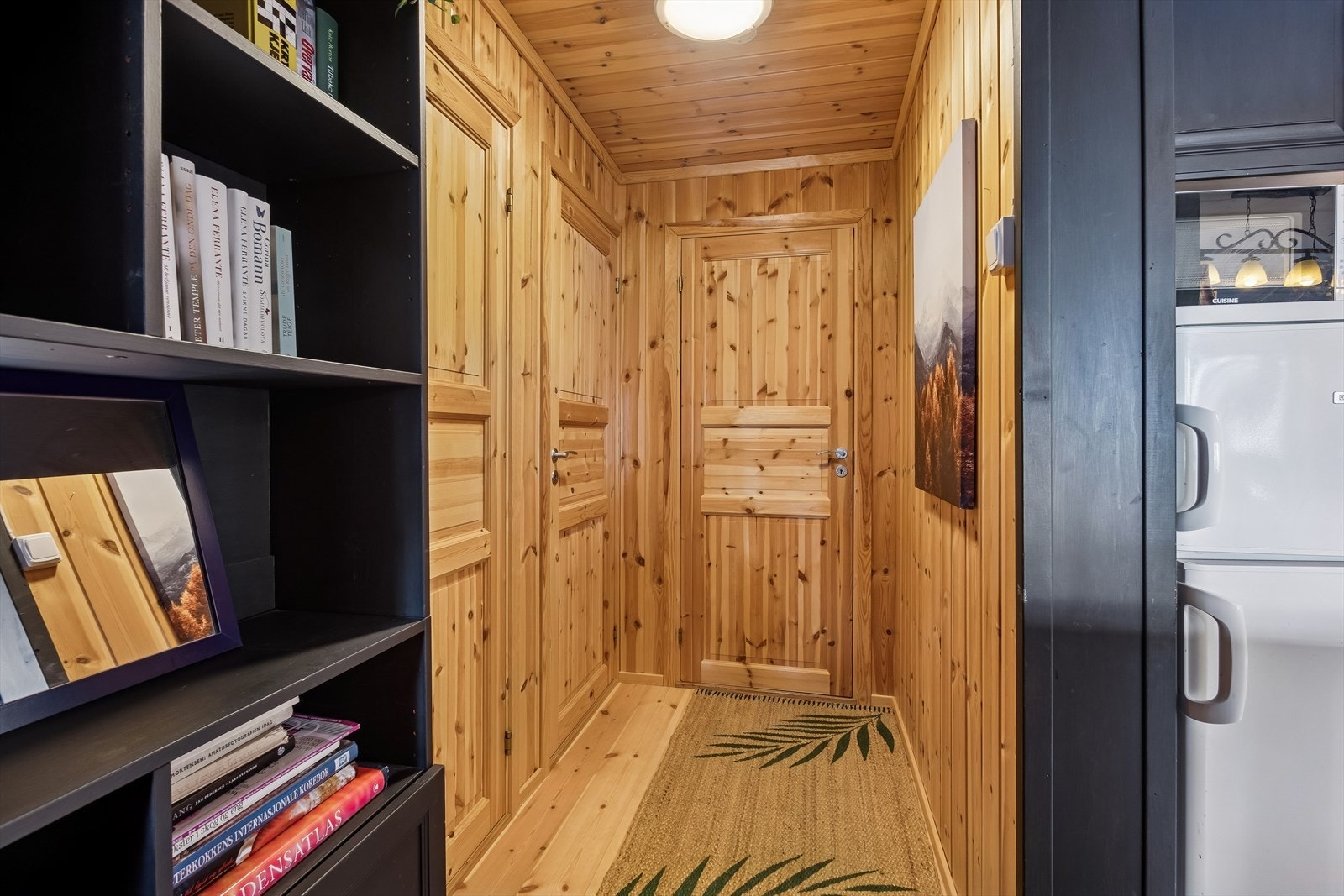 Gangen har, som resten av tilbygget, ubehandlet trepanel på vegger og i tak. Galleribilde