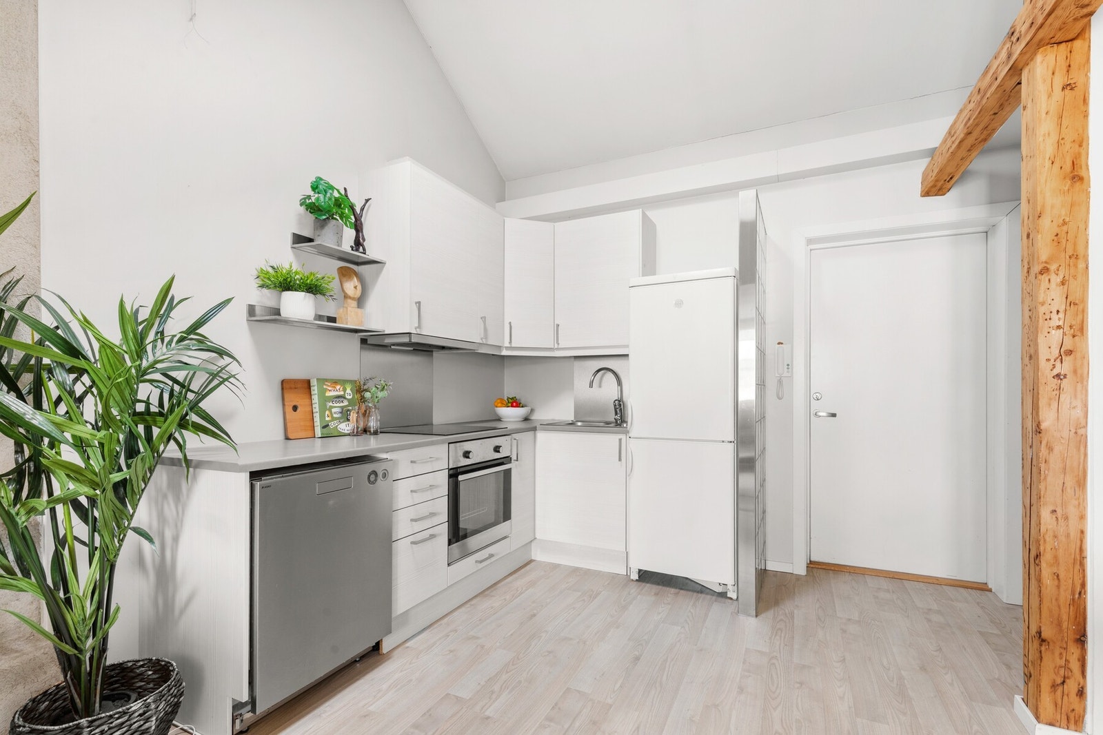 Stekeovn, nedfelt platetopp, oppvaskmaskin, nisje for frittstående kjøl og frys. Galleribilde