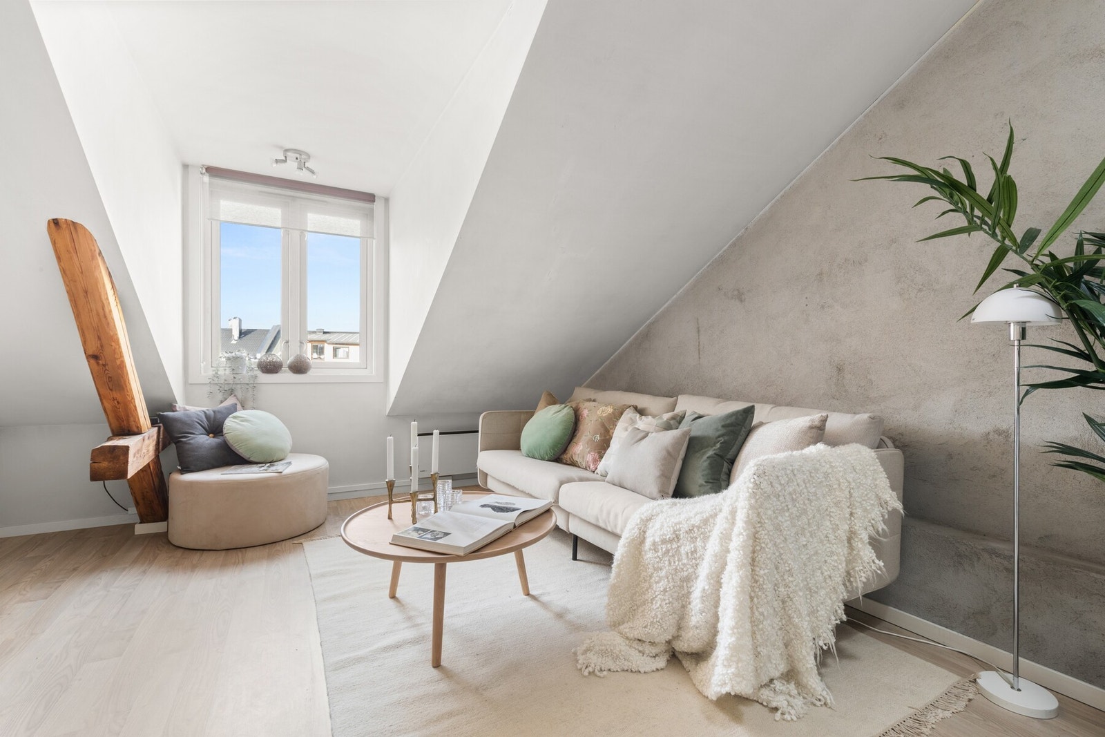 Lys og arealeffektiv 2-roms loftsleilighet i klassisk bygård fra 1893. Galleribilde