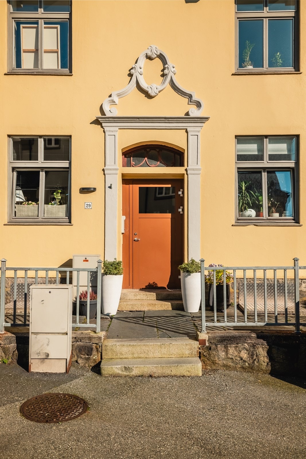 Forhage og iøynefallende utsmykkinger. Galleribilde