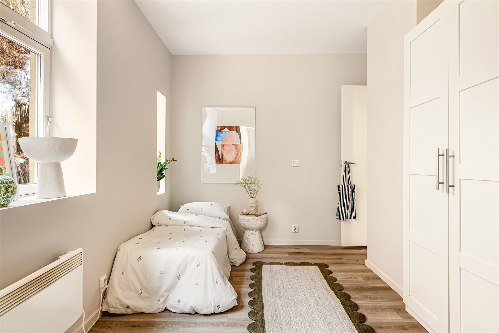 Soverom nummer to har også et praktisk innhukk for garderobe. Galleribilde