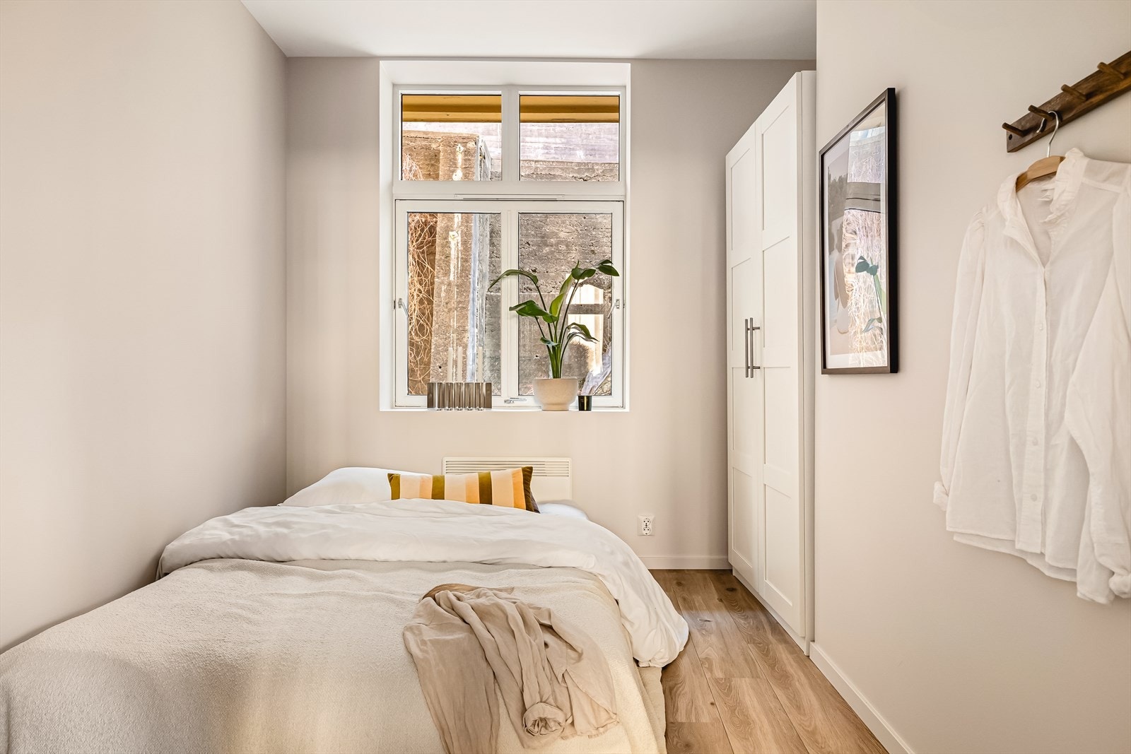 God plass til seng. Rommet har ellers et praktisk innhukk for garderobe. Galleribilde