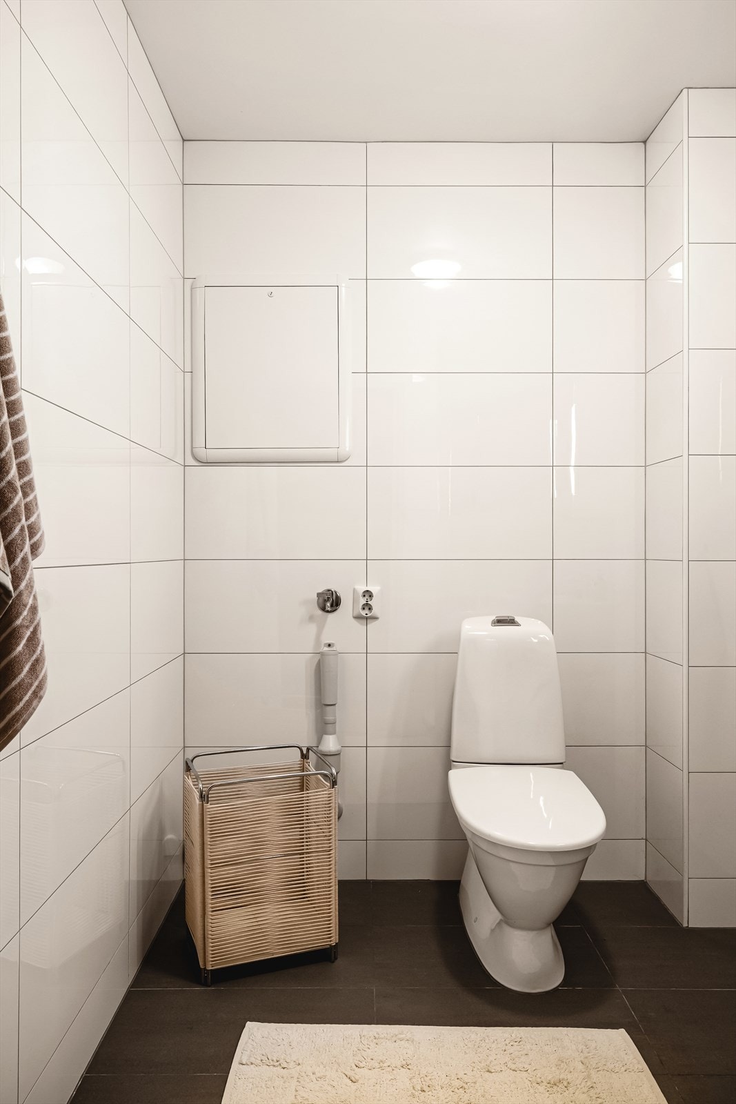 Badet er meget lekkert med god plass, dusjinnhukk, opplegg for vaskemaskin og varme i gulvet. Galleribilde