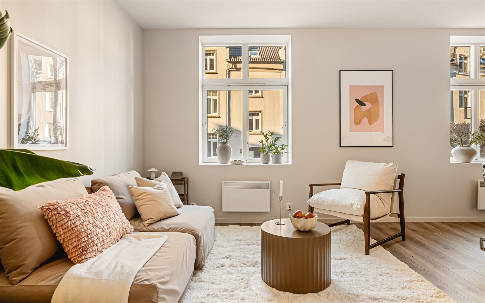 Store vindusflater sikrer godt med naturlig lys. Galleribilde