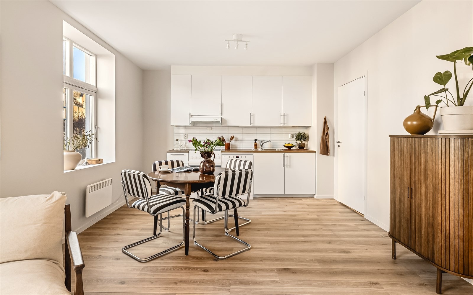 Her får du plass til å innrede med både spisebord og sofagruppe. Galleribilde