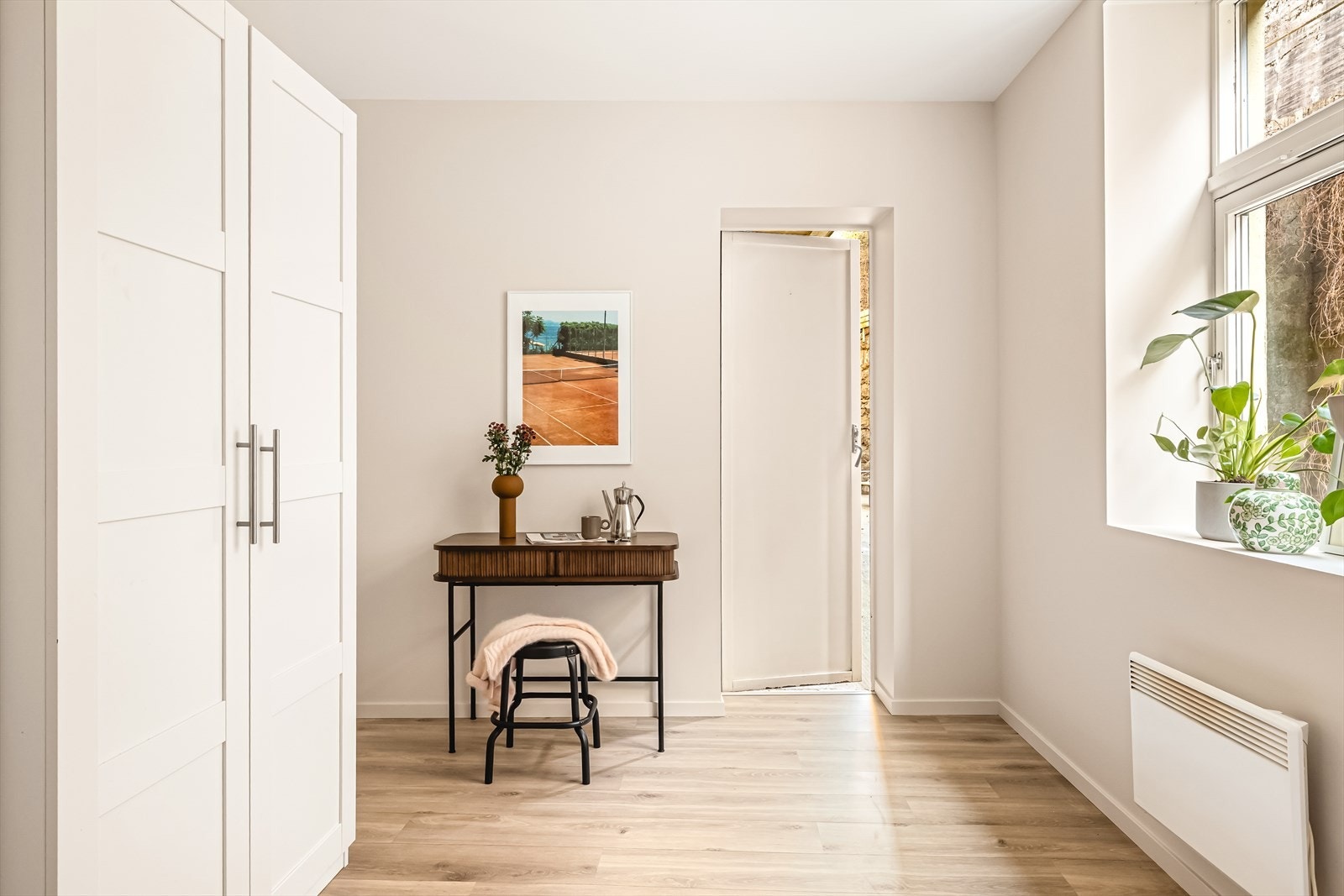 Det gjøres oppmerksom på at døren er rømningsvei. Galleribilde