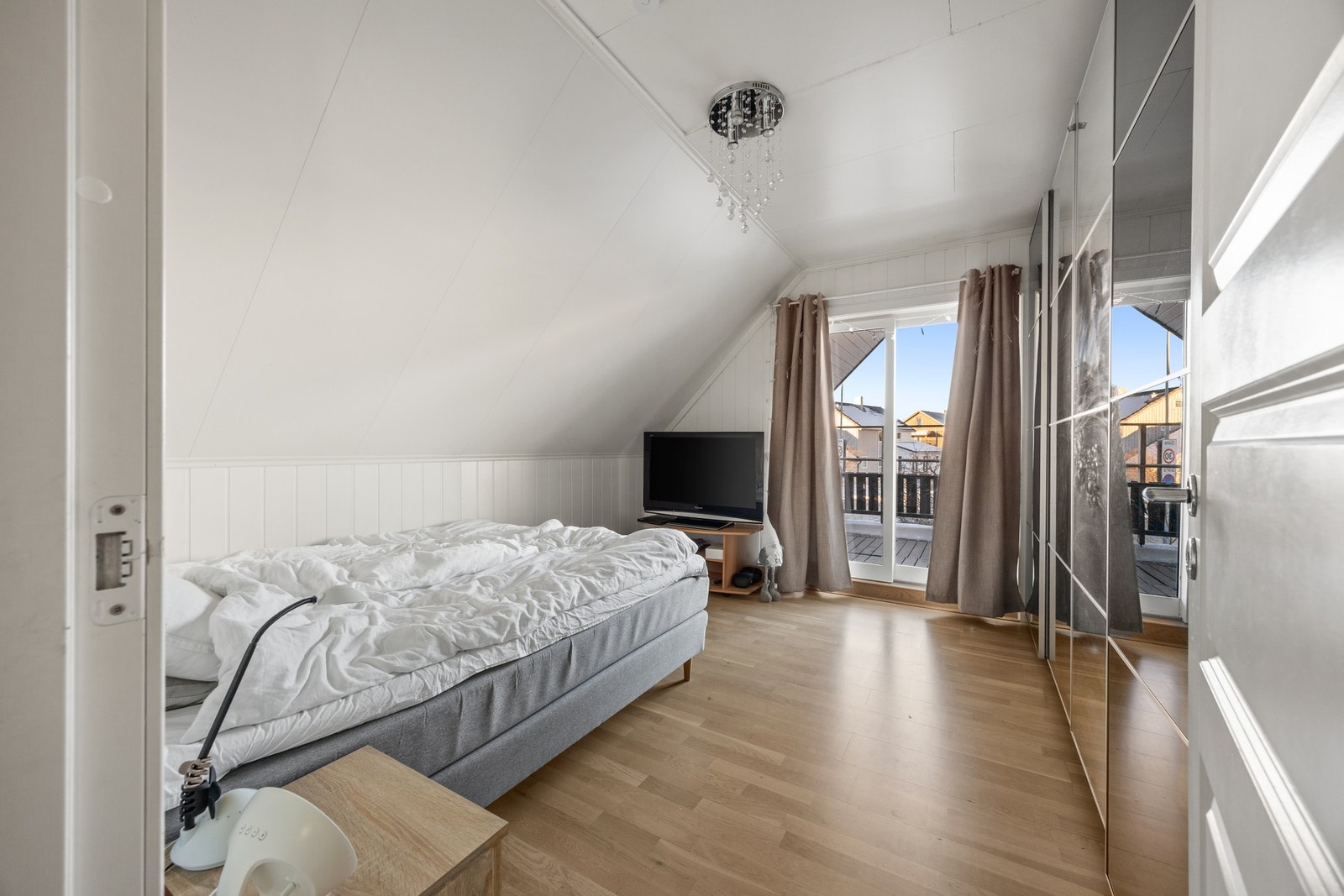 Soverom - 12 kvm. Utstyrt med romslig garderobe. Galleribilde