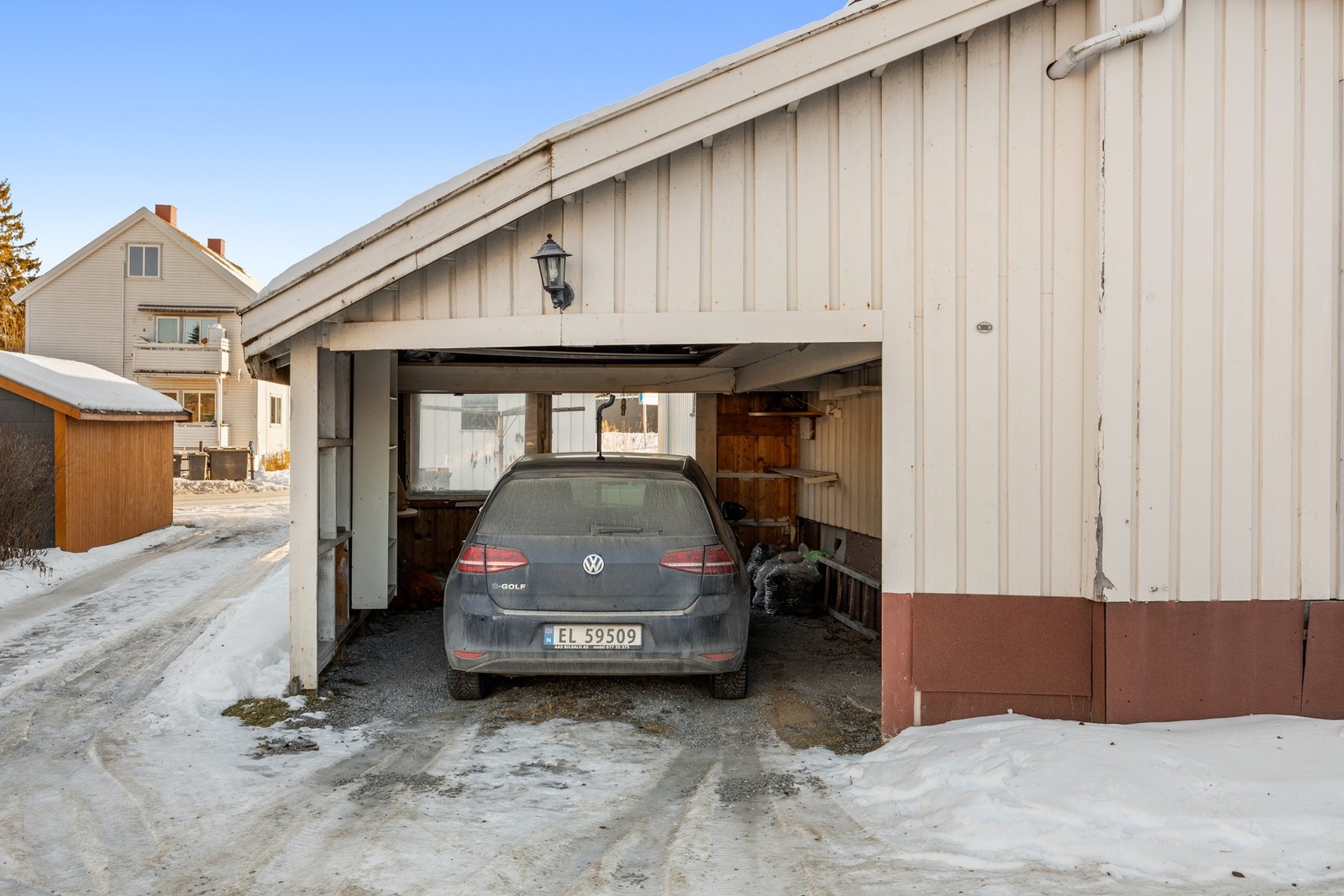 Det er parkering i carport Galleribilde