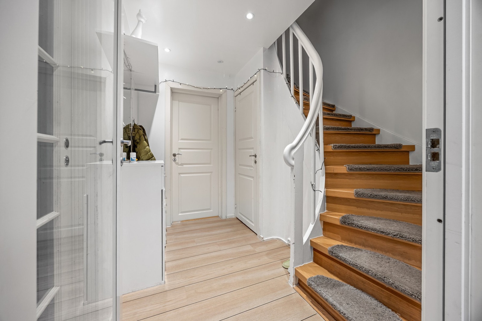 Gang - 5 kvm. Trapp opp til loft. Galleribilde