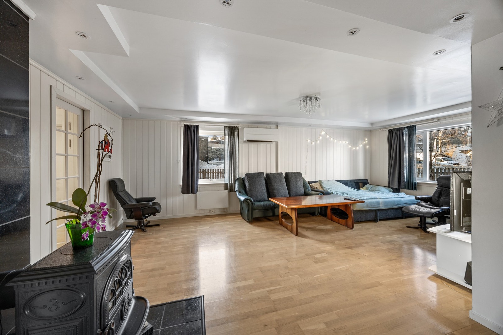 Boligen har oppvarming fra varmepumpe, elektrisitet og vedfyring. Galleribilde