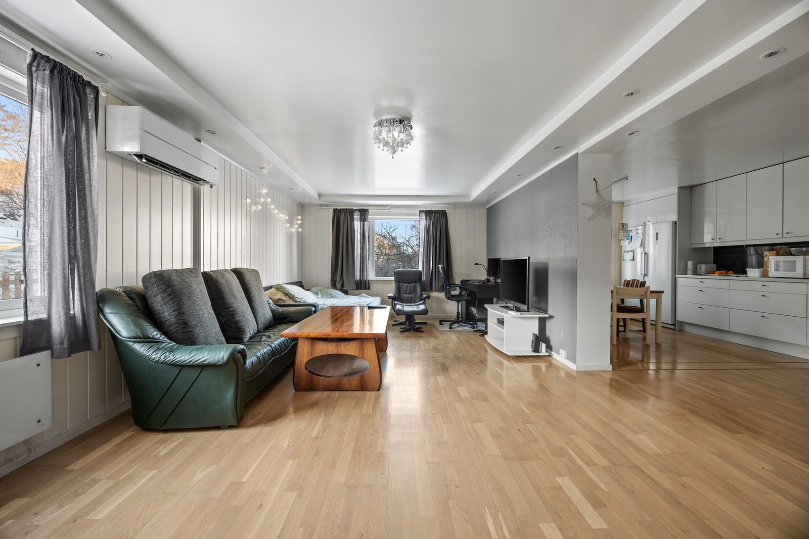 Trivelig stue med downlights som sørger for god grunnbelysning. Galleribilde