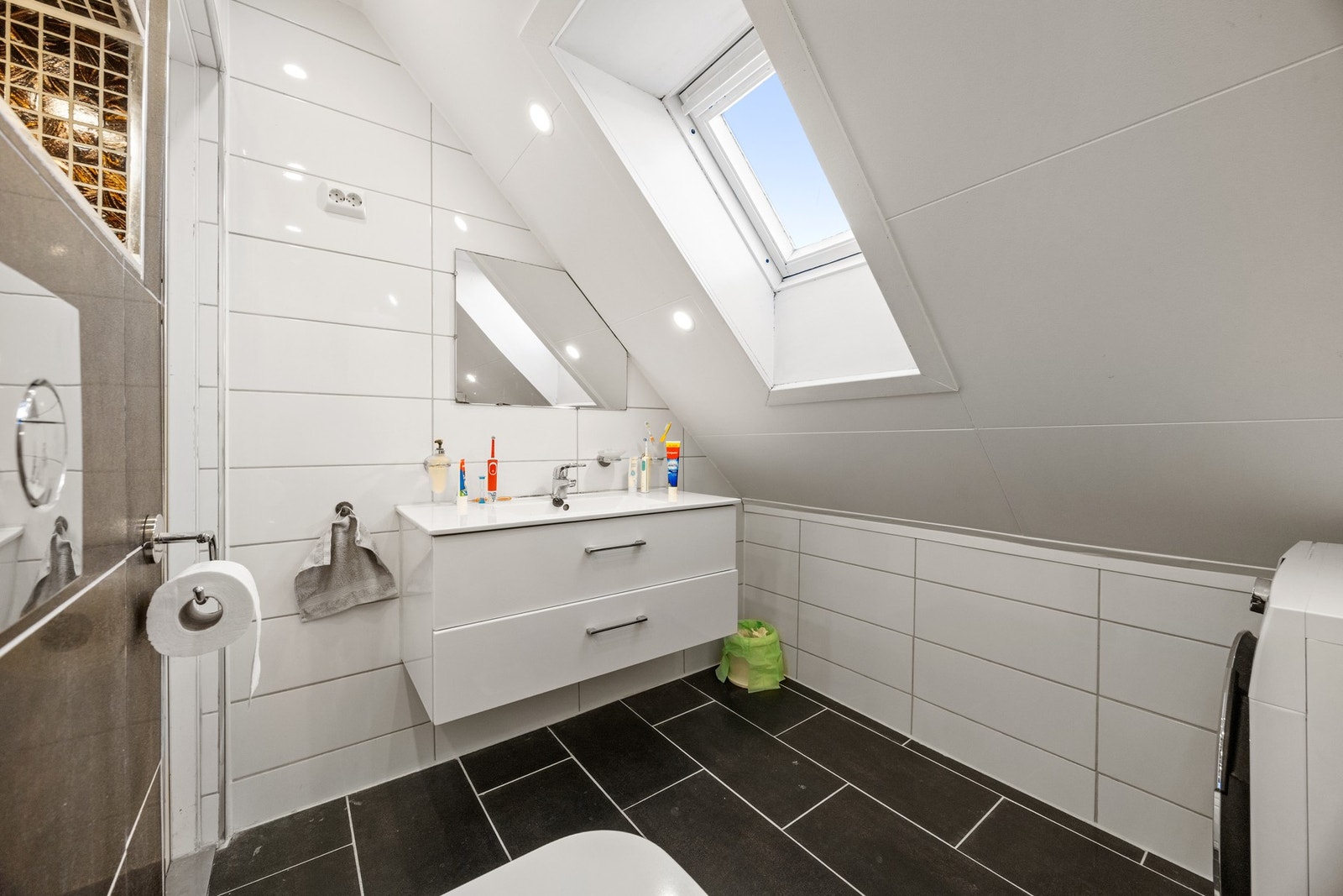 Bad - 4 kvm. Oppusset i 2017. Utstyrt med servantskap, toalett, dusj og opplegg for vaskemaskin Galleribilde