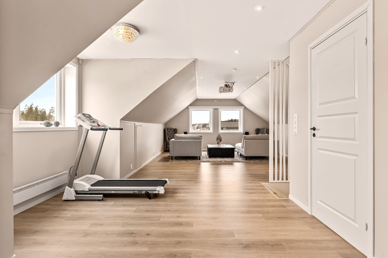 2. etasje har tilrettelagt for etablering av ytterligere 1-2 soverom og fungerer i dag som en ekstra stue Galleribilde