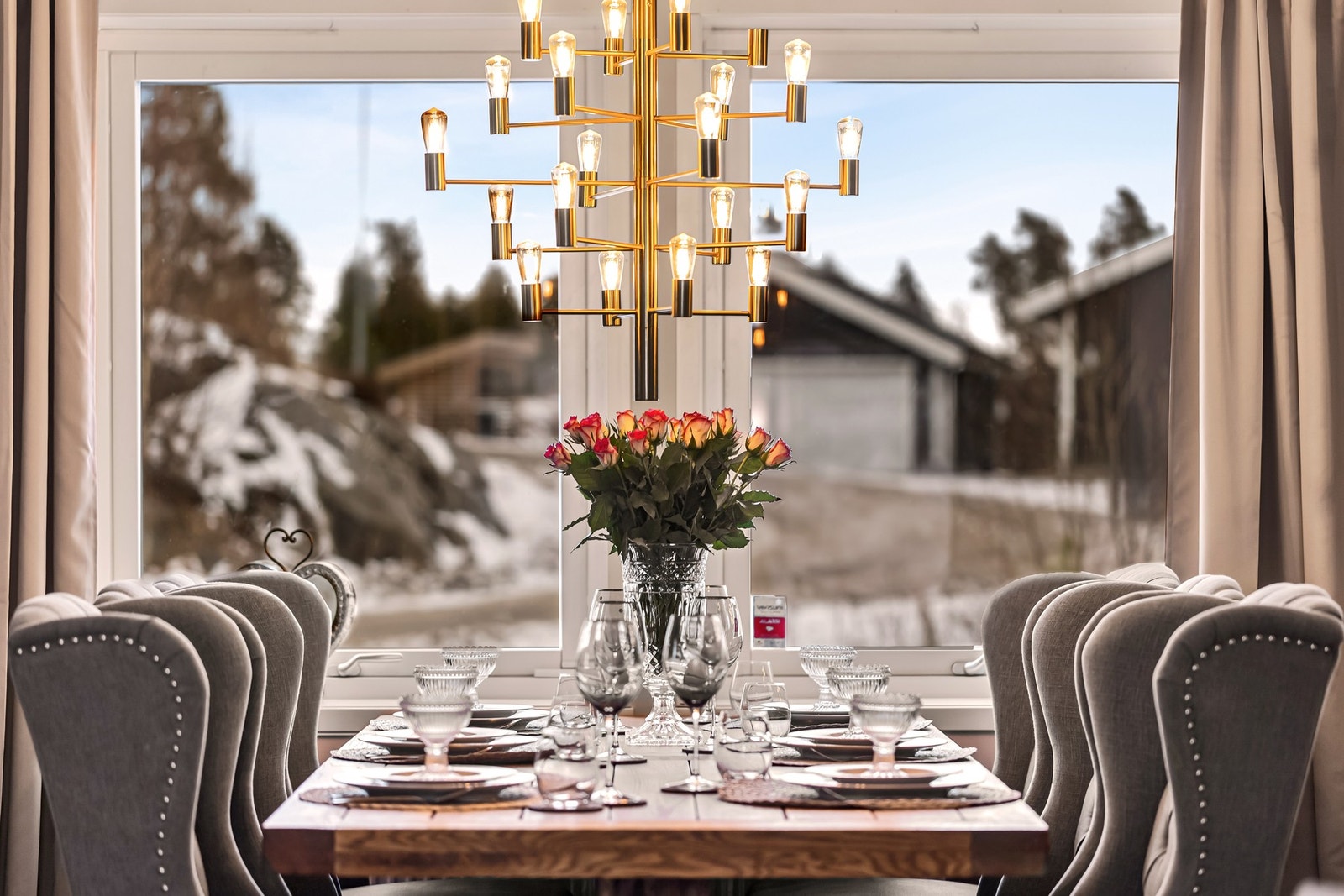 Naturlig samlingssted med utsyn mot nærområdet, et fint sted for både lekser og lange måltider Galleribilde