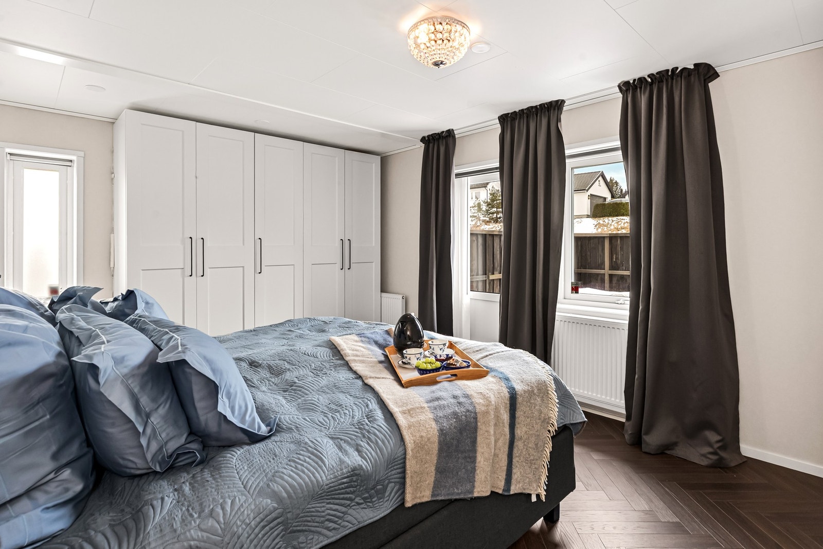 Romslig hovedsoverom med god plass til dobbeltseng og garderobeløsning med integrert belysning Galleribilde