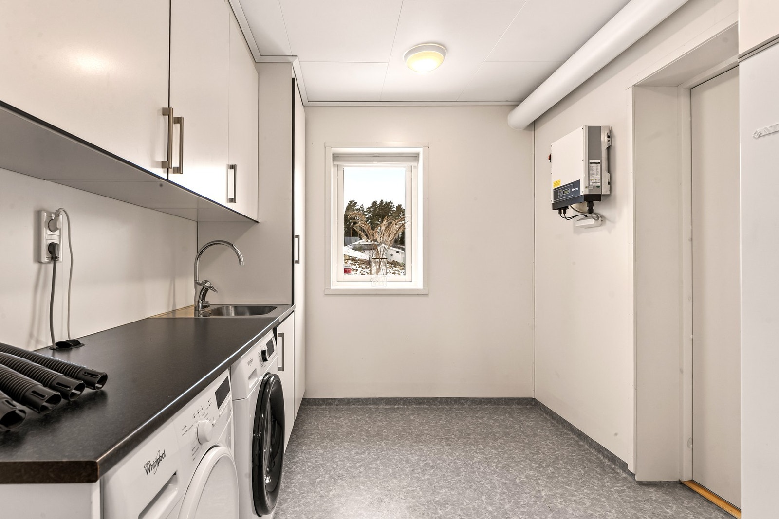 Vaskerommet har god arbeidsplass og oppbevaringsmuligheter, i tillegg til egen utgang til gårdsplassen Galleribilde
