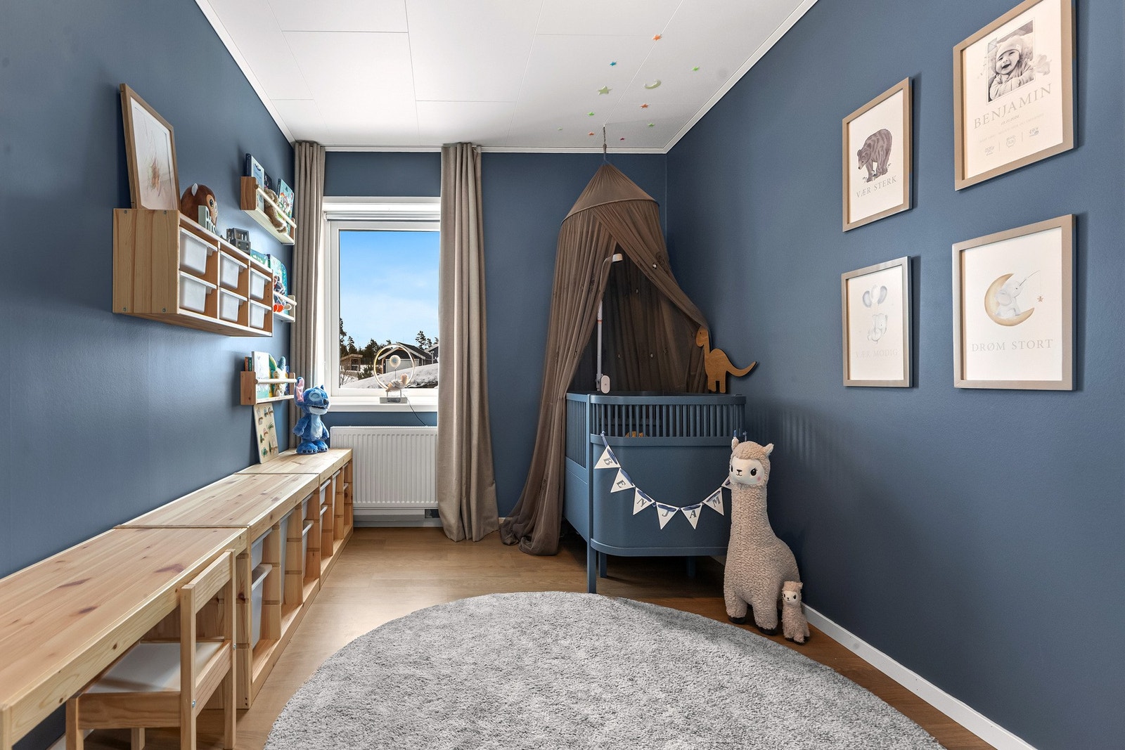 Alle soverom i huset er av god størrelse med store vindusflater og mye lys Galleribilde