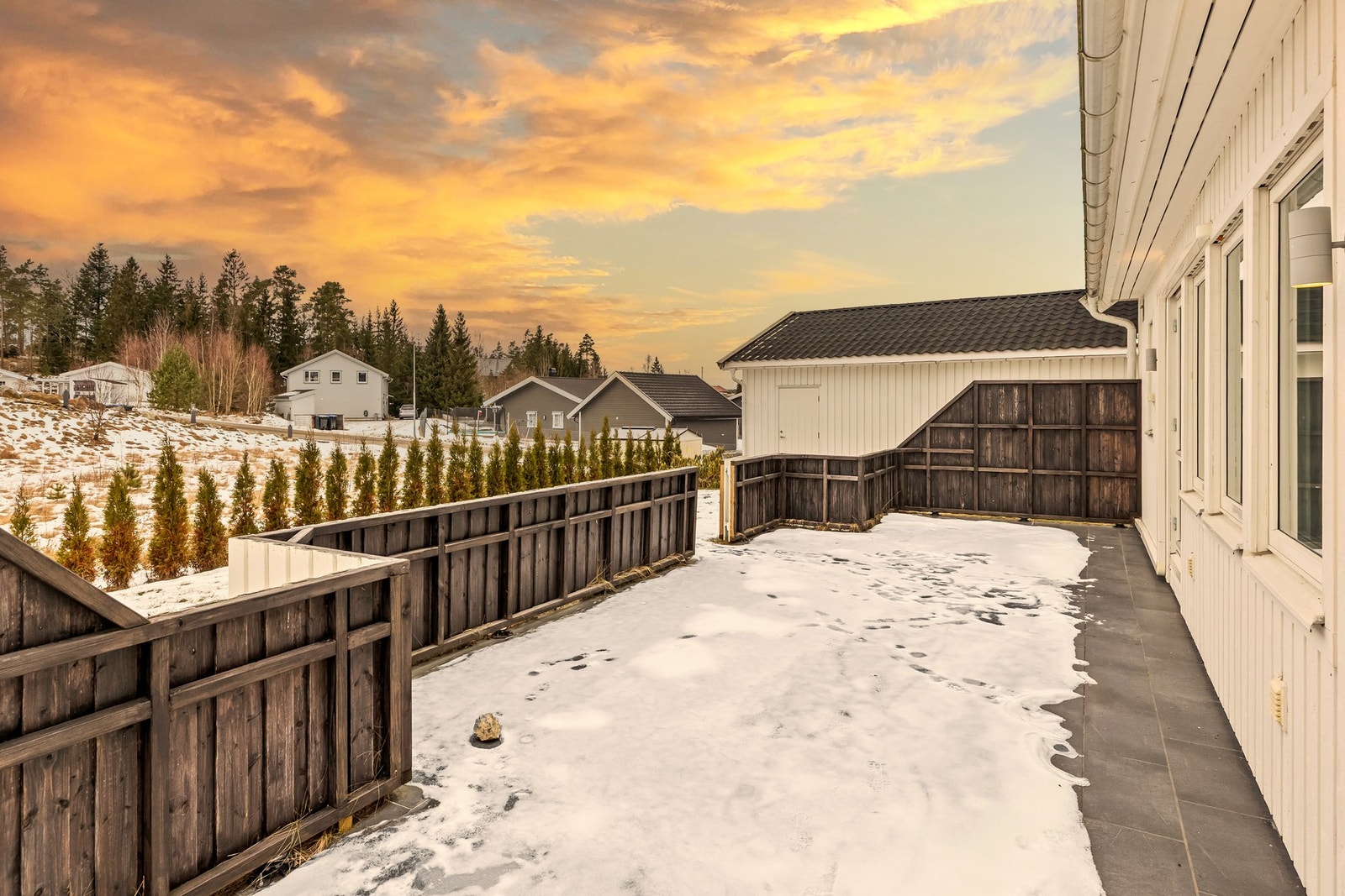 På terrassen kan sommeren nytes fra midt på dagen til sen kveld, og den store hagen med naturlig skjerming er perfekt for lek, trampoline og barnebursdager Galleribilde