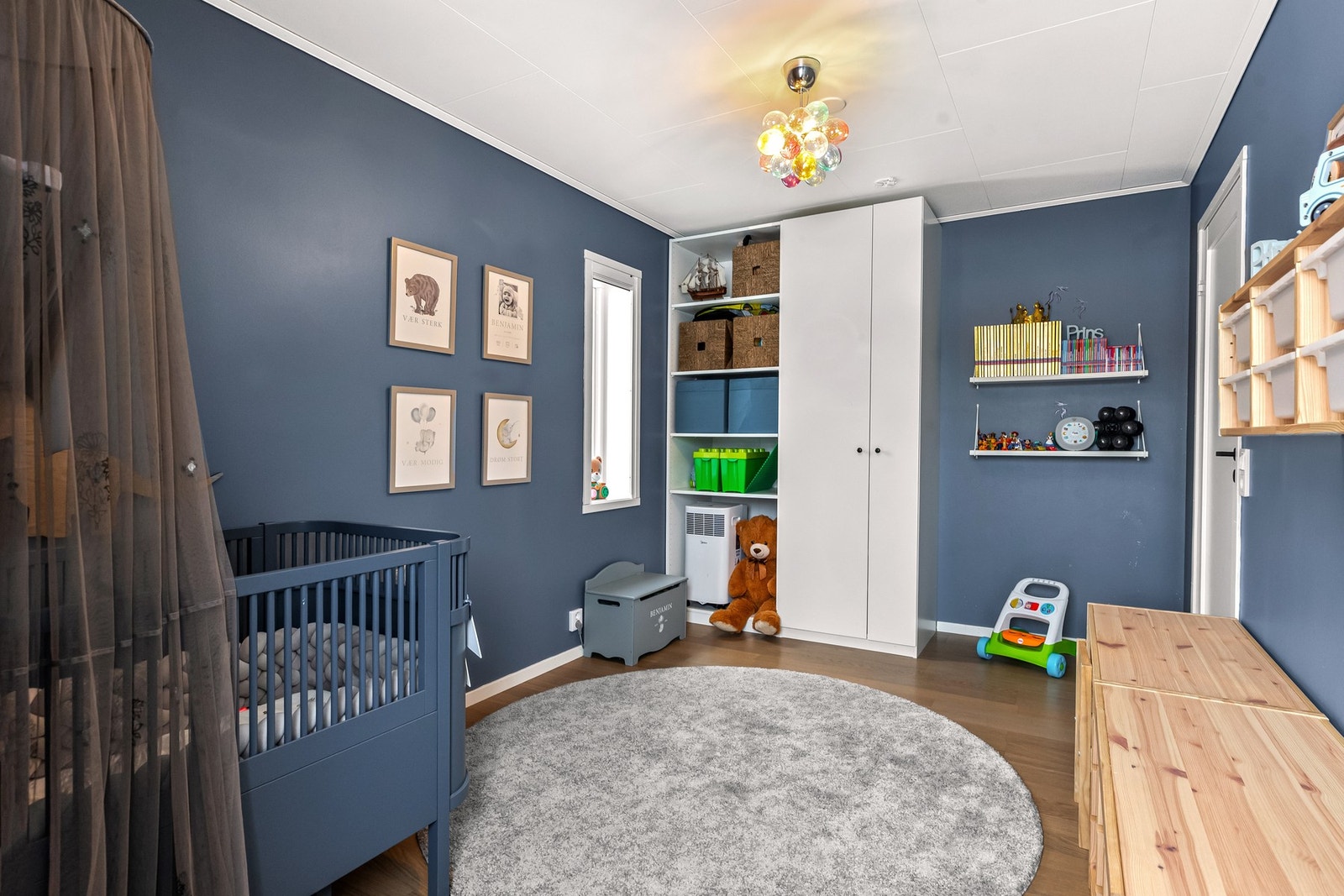 Fleksibelt rom som passer like godt som barnerom, gjesterom eller hjemmekontor Galleribilde