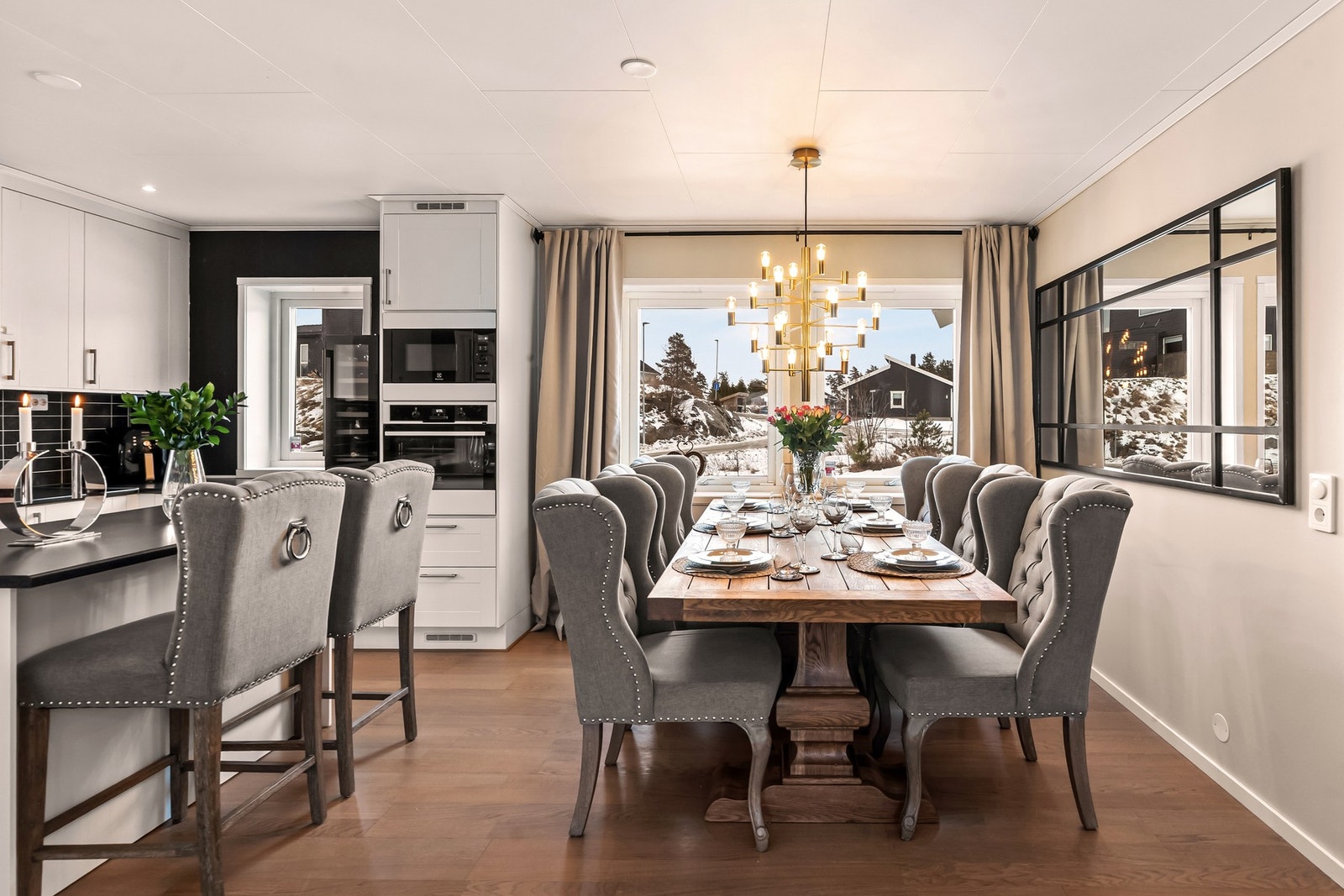 Praktisk og familievennlig kjøkken med godt arbeidsareal og naturlige innredningssoner Galleribilde