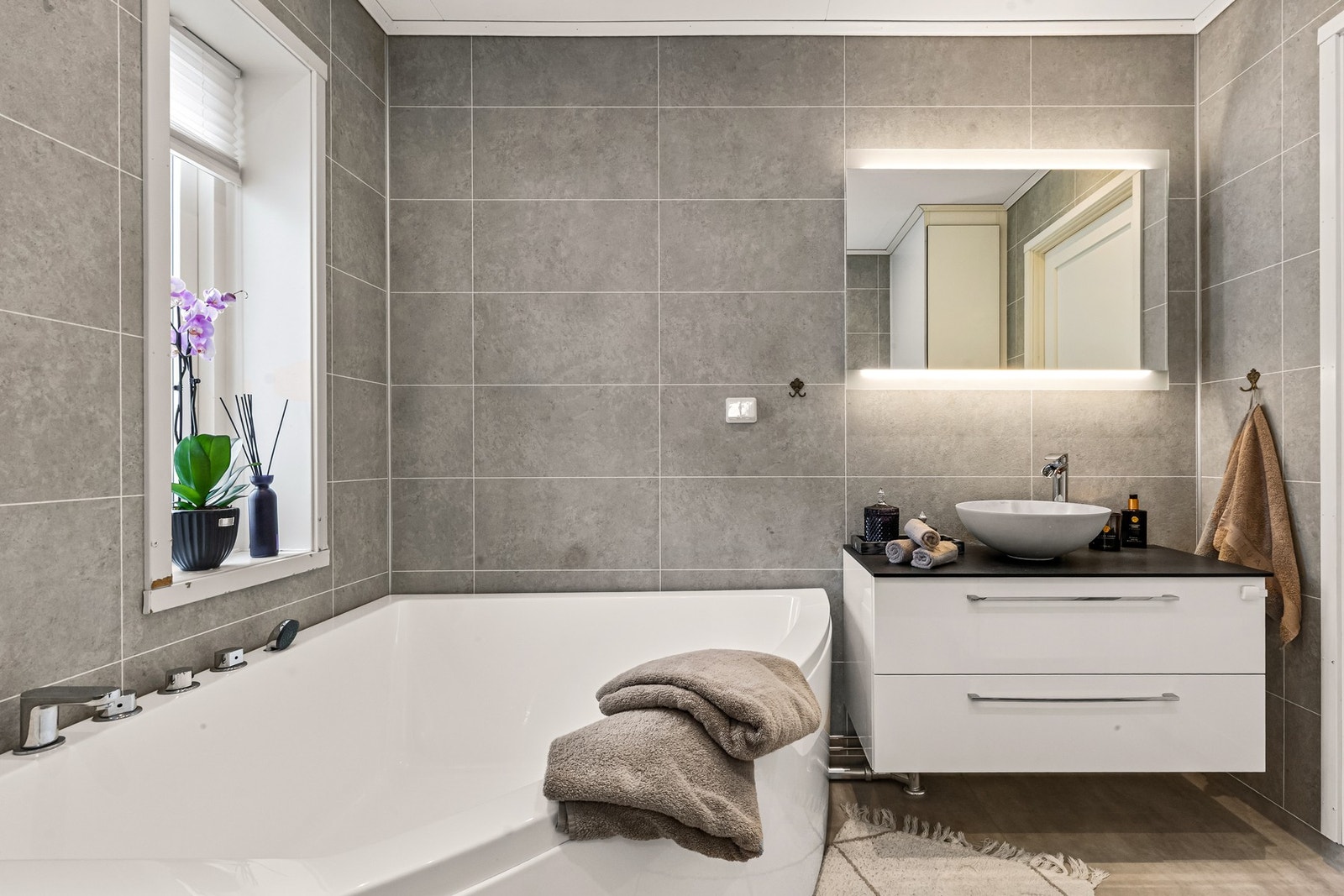 Badet er praktisk plassert i tilknytning til to av soverommene Galleribilde