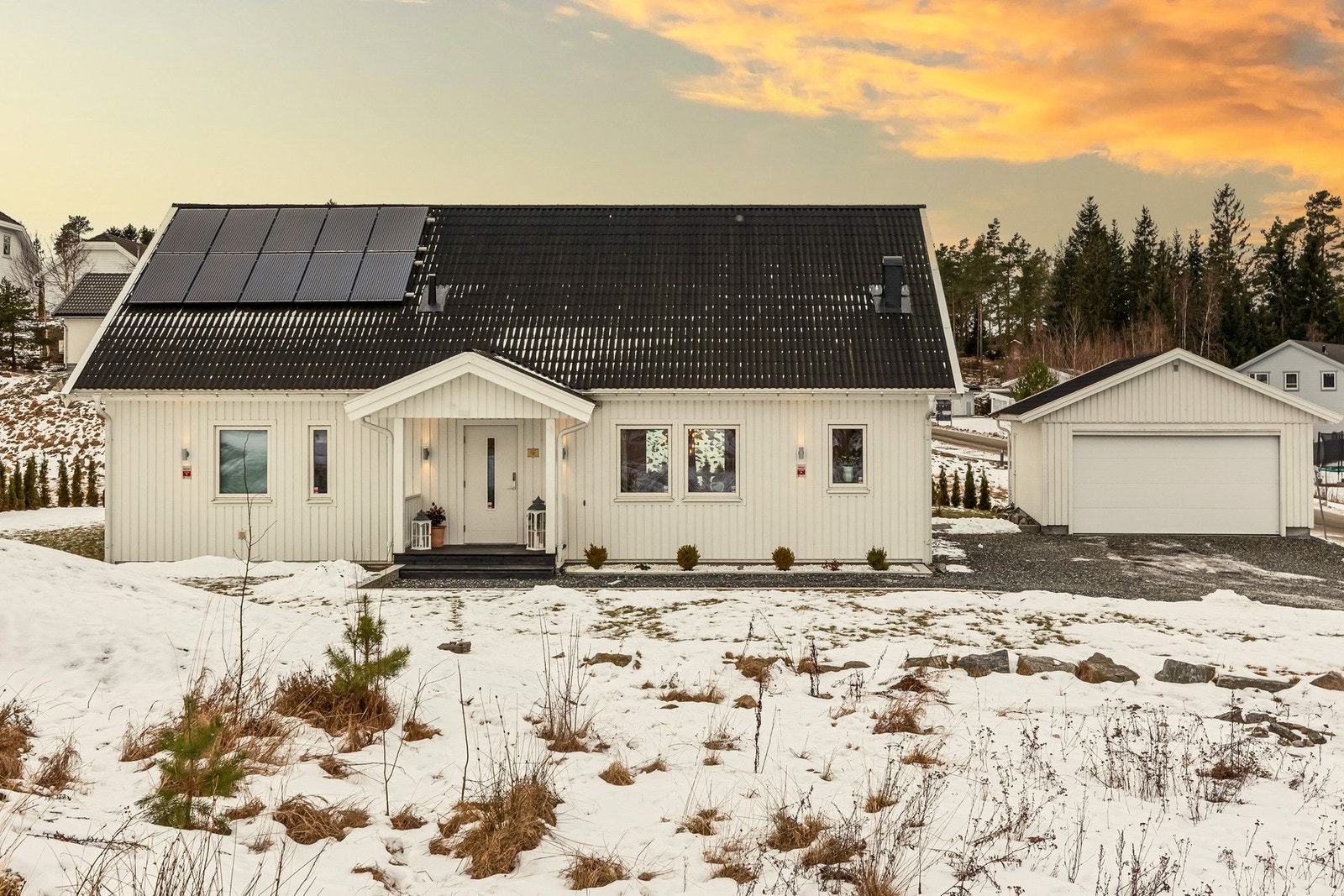 Det er oppført dobbelgarasje med fjernstyrt dobbelport, el-billader og bodplass, i tillegg er gårdsplassen romslig med plass til flere biler Galleribilde