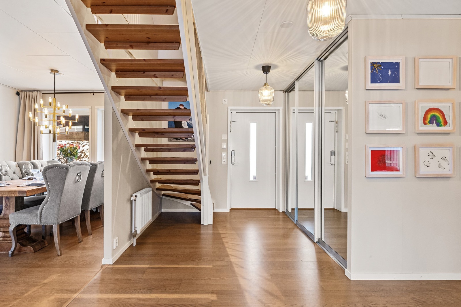 Åpen tretrapp mellom etasjene gir boligen et lyst og moderne preg Galleribilde