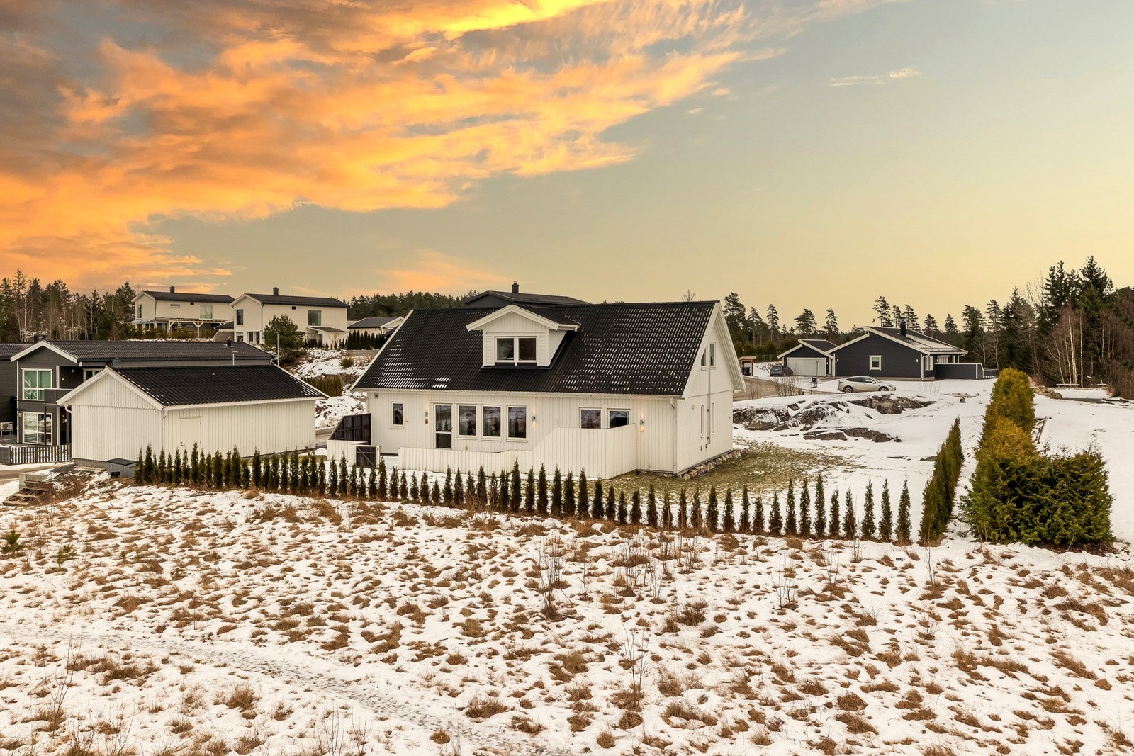 Fra stue og hovedsoverom er det utganger til stor, vedlikeholdsfri og flislagt terrasse på ca. 43 kvm med svært gode solforhold Galleribilde